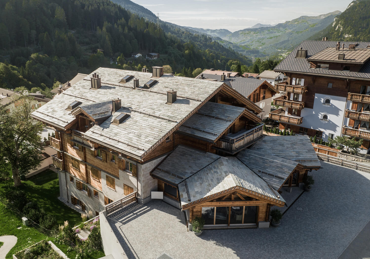 Neubau Mehrfamilienhaus Hus Theo in den Bergen - Bärtsch Architektur, Baumanagement, Innenarchitektur, Innenausbau - Klosters (Graubünden) Zürich